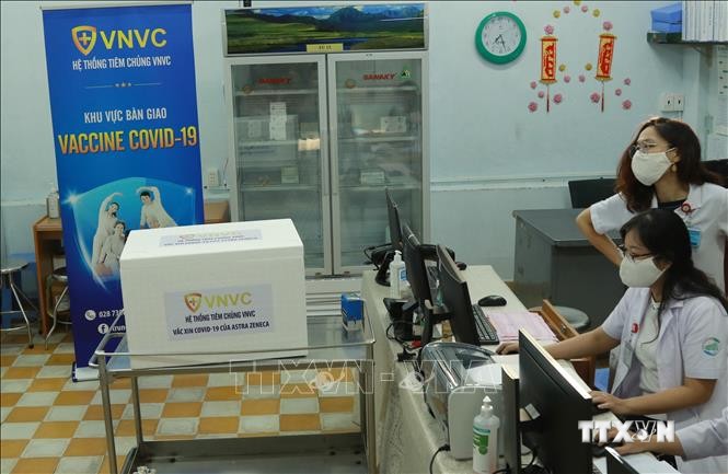 Vaccine phòng COVID-19 sẵn sàng tiêm ngừa cho nhân viên y tế Bệnh viện Bệnh Nhiệt đới Thành phố Hồ Chí Minh. Ảnh: Đinh Hằng - TTXVN