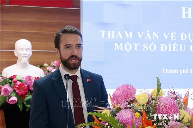 Phó Tổng lãnh sự Vương quốc Anh tại Thành phố Hồ Chí Minh Sam Wood phát biểu tại Hội thảo. Ảnh: Tiến Lực - TTXVN