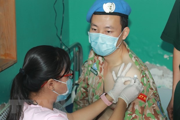 Chiến sỹ Bệnh viện dã chiến cấp 2 số 3 Việt Nam được tiêm vaccine phòng COVID-19 trước khi lên đường nhận nhiệm vụ tại Nam Sudan. Ảnh: Đinh Hằng - TTXVN