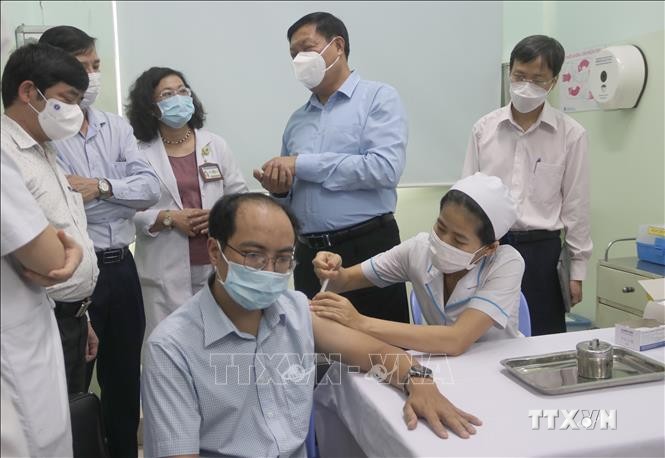 Thứ trưởng Bộ Y tế Đỗ Xuân Tuyên kiểm tra việc triển khai tiêm vaccine tại Bệnh viện Đa khoa Hùng Vương (Quận 5). Ảnh: Thu Hương - TTXVN