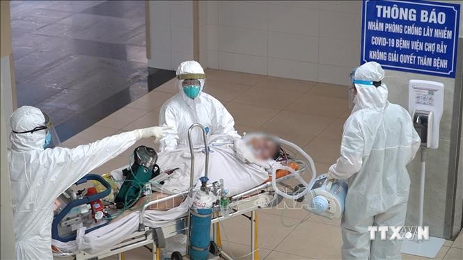 Vận chuyển bệnh nhân 8944 lên khu vực điều trị của Bệnh viện Chợ Rẫy. Ảnh: TTXVN phát