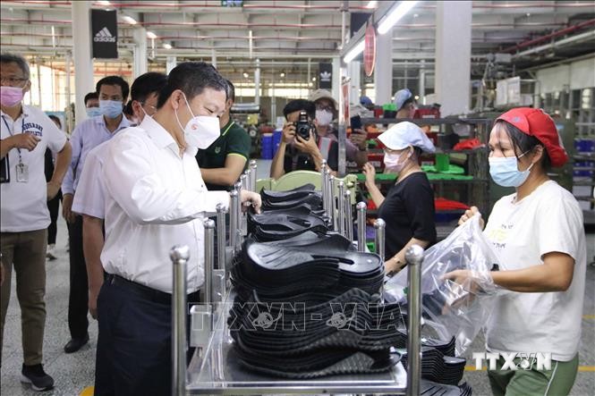 Phó Chủ tịch Dương Anh Đức thăm hỏi công nhân tại các chuyền sản xuất của Công ty trách nhiệm hữu hạn Pouyuen Việt Nam (quận Bình Tân). Ảnh: Thanh Vũ - TTXVN