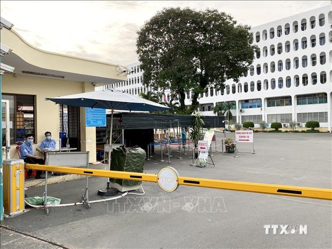 Khung cảnh vắng vẻ bên trong Bệnh viện Bệnh nhiệt đới Tp. Hồ Chí Minh sau khi có lệnh phong toả. Ảnh: Hồng Giang - TTXVN
