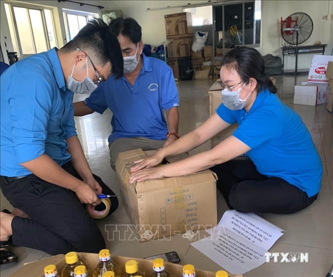 Liên đoàn Lao động quận Gò Vấp chuẩn bị hàng hóa đồ dùng thiết yếu hỗ trợ khẩn cấp cho công nhân tại phường 15, quận Gò Vấp. Ảnh: TTXVN phát
