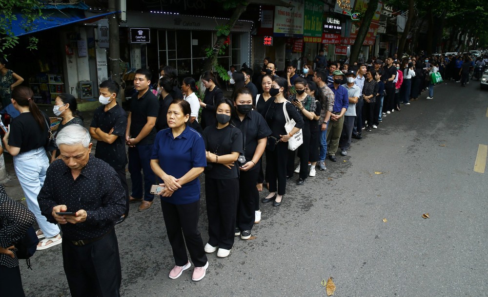 Hàng ngàn người dân đến viếng Tổng Bí thư Nguyễn Phú Trọng tại Hà Nội