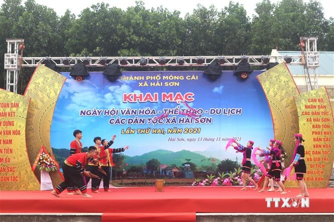 Các chàng trai, cô gái Dao trong tiết mục văn nghệ chào mừng Ngày hội văn hóa, thể thao và du lịch xã Hải Sơn, thành phố Móng Cái. Ảnh: Thanh Vân - TTXVN