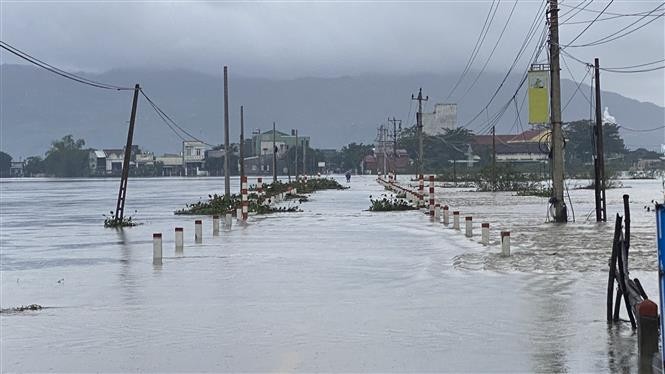 Ngày 15/11, mưa lớn đã khiến vùng hạ lưu các sông trên địa bàn tỉnh Bình Định ngập sâu, nhiều tuyến đường bị chia cắt, một số khu dân cư bị cô lập. Ảnh: Tường Quân - TTXVN