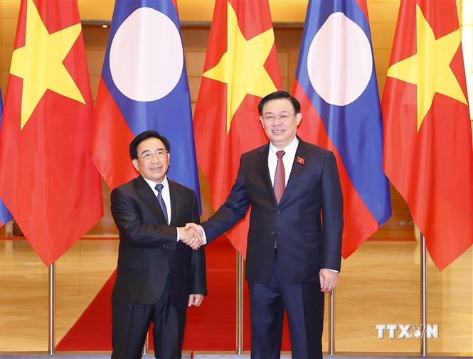 Chủ tịch Quốc hội Vương Đình Huệ hội kiến Thủ tướng Chính phủ Lào Phankham Viphavanh