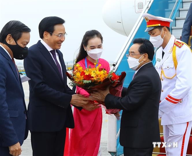 Thủ tướng Chính phủ Lào Phankham Viphavanh bắt đầu thăm chính thức Việt Nam