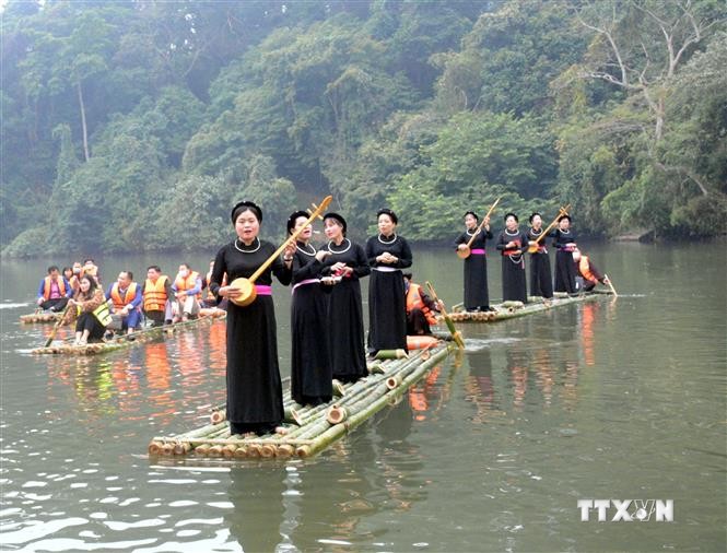 Tuyên Quang ra mắt sản phẩm du lịch trải nghiệm "Bơi mảng - Hát Then trên hồ Nà Nưa”