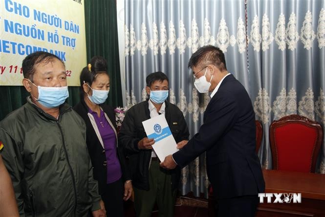 Tặng gần 1.000 thẻ bảo hiểm y tế cho người dân có hoàn cảnh khó khăn tại Sơn La