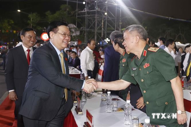 Chủ tịch Quốc hội Vương Đình Huệ dự khai mạc Lễ hội Hoa Phượng đỏ 2022