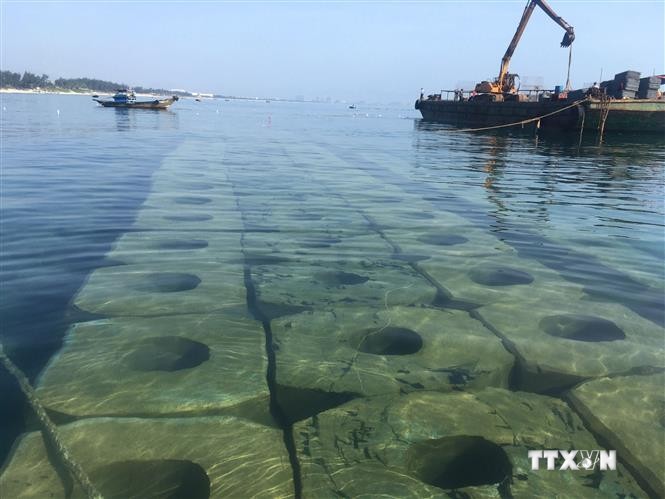 Quảng Nam xây dựng đê ngầm và tạo bãi chống sạt lở khẩn cấp bờ biển Cửa Đại