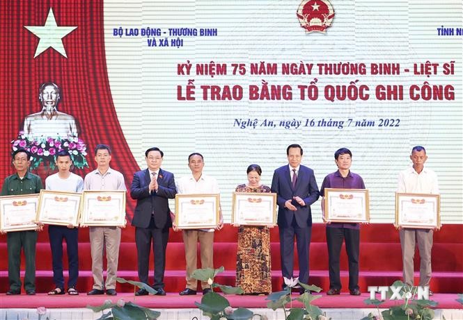 Chủ tịch Quốc hội Vương Đình Huệ dự Lễ trao bằng Tổ quốc ghi công năm 2022 tại Nghệ An