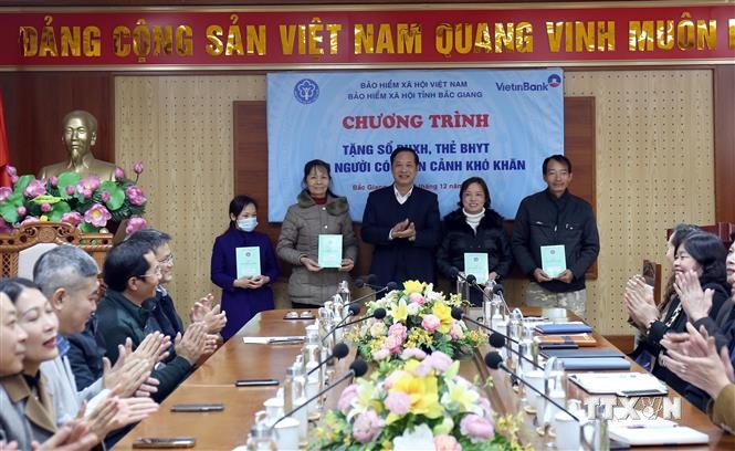 Bắc Giang tặng sổ bảo hiểm xã hội, thẻ bảo hiểm y tế cho người dân có hoàn cảnh khó khăn