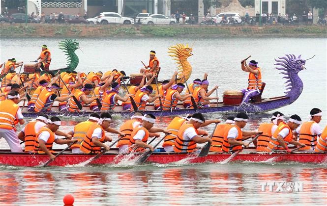 Giỗ Tổ Hùng Vương 2023: Mãn nhãn với cuộc đua bơi chải trên hồ Công viên Văn Lang