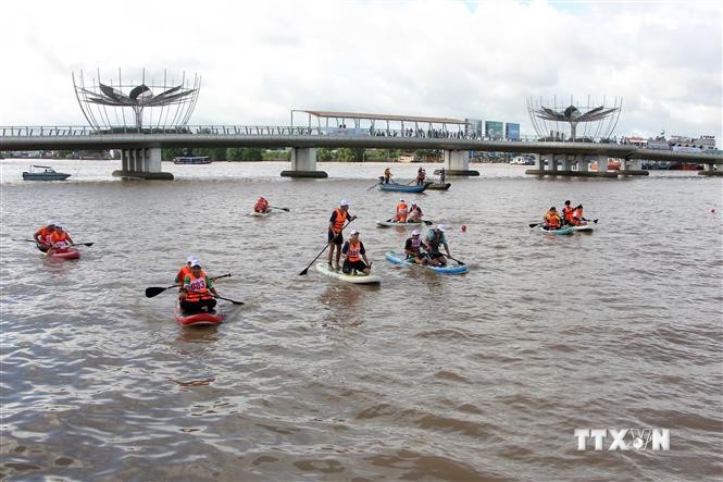 Giải đua thuyền ván SUP thành phố Cần Thơ thu hút nhiều người tham gia