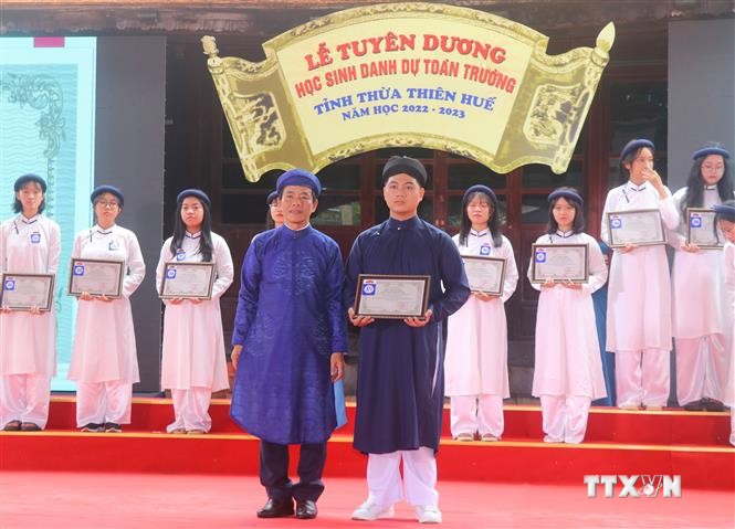 Thừa Thiên – Huế: Tuyên dương 386 học sinh danh dự toàn trường