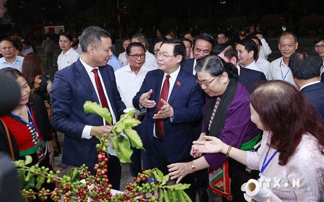 Chủ tịch Quốc hội Vương Đình Huệ dự khai mạc Lễ hội Cà phê tỉnh Sơn La lần thứ nhất