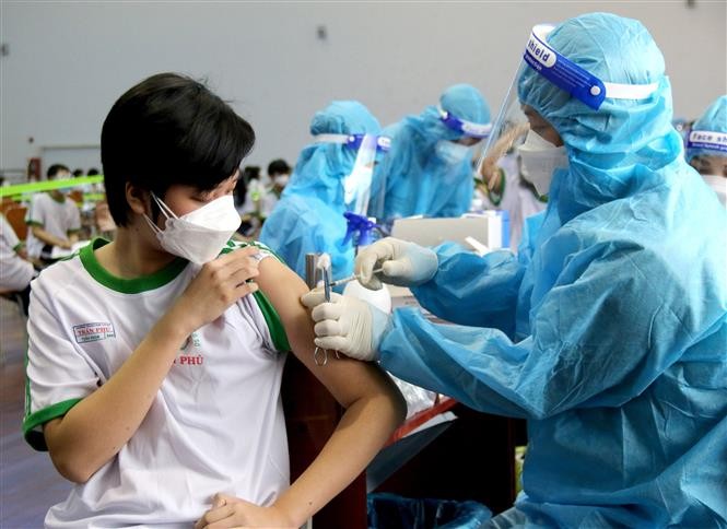 Nhân viên y tế tỉnh Bình Thuận tiêm vaccine phòng COVID-19 cho trẻ từ 12 đến 17 tuổi. Ảnh: Nguyễn Thanh - TTXVN