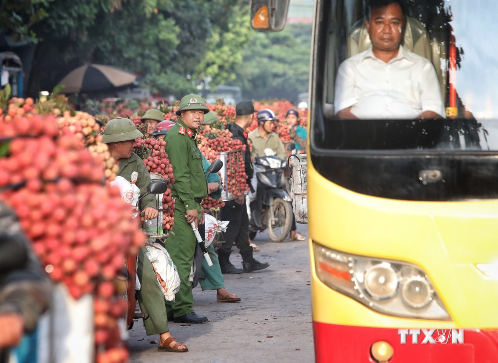 Bắc Giang: Lực lượng chức năng điều tiết giao thông trong cái nắng gay gắt mùa vải chín đỏ