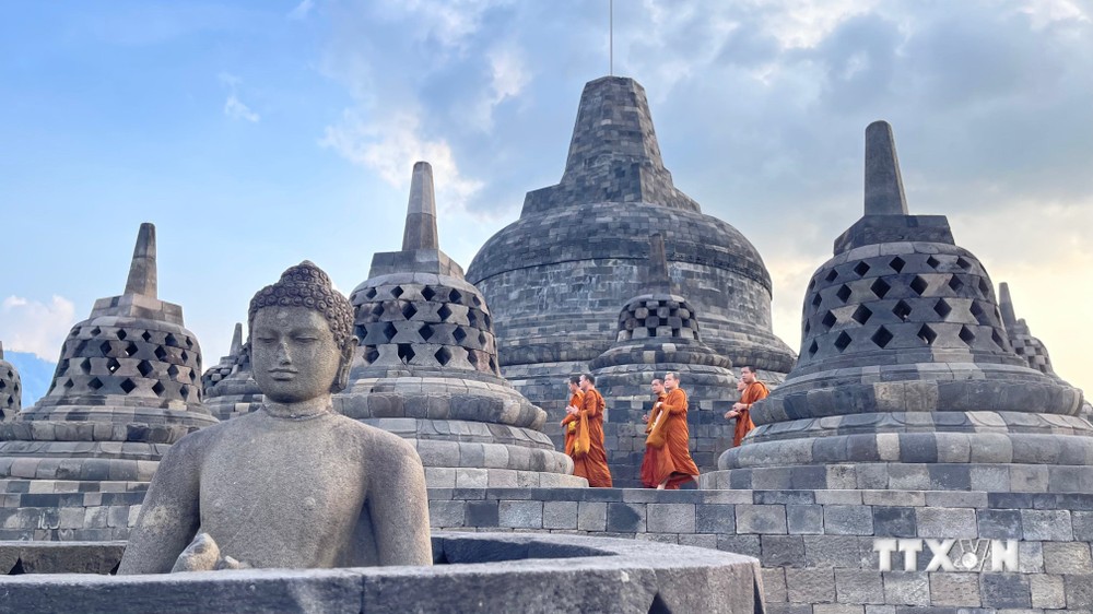  Tăng ni phật tử hành hương về ngôi đền Phật giáo lớn nhất thế giới Borobudur 