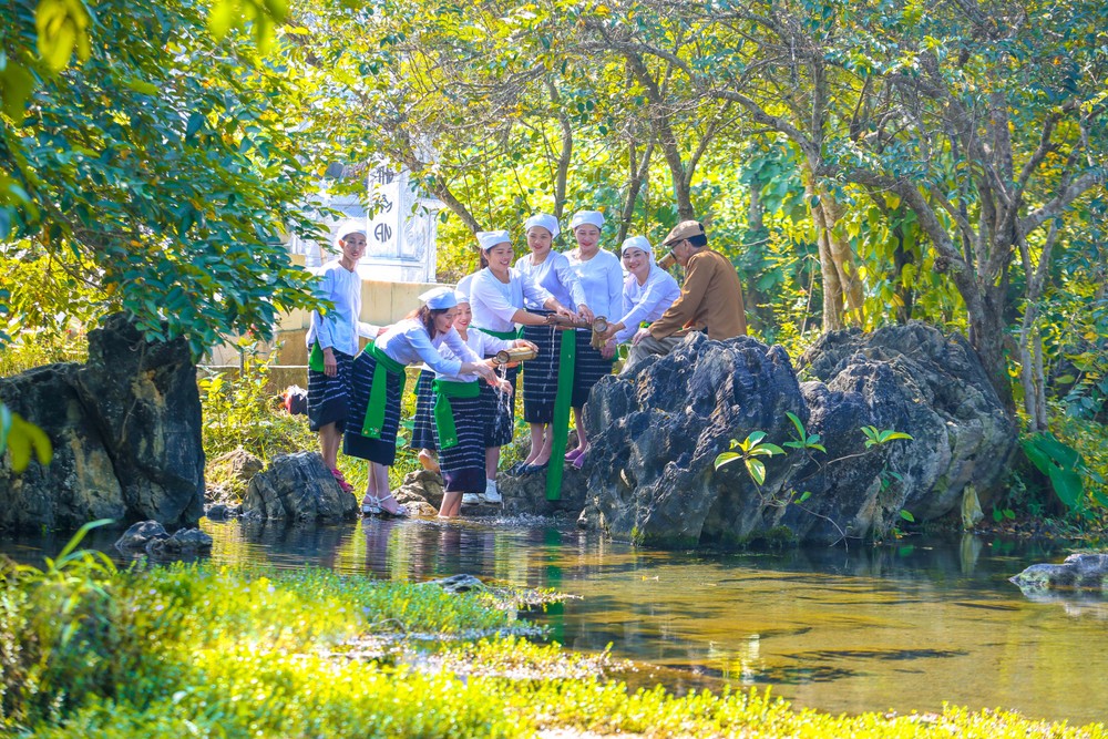 Say lòng khúc hát, điệu múa dân gian dân tộc Thổ