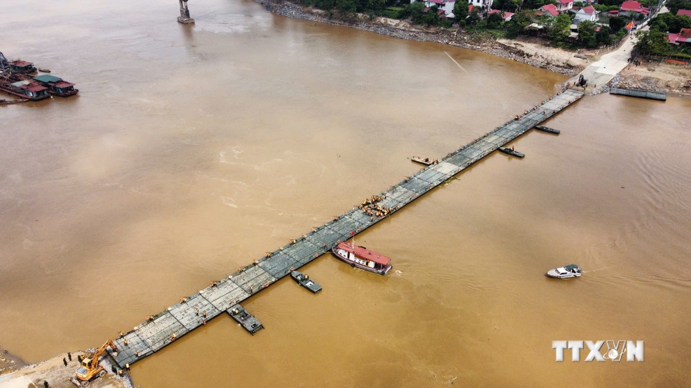 Vụ sập cầu Phong Châu: Lắp đặt cầu phao dã chiến phục vụ đi lại của người dân