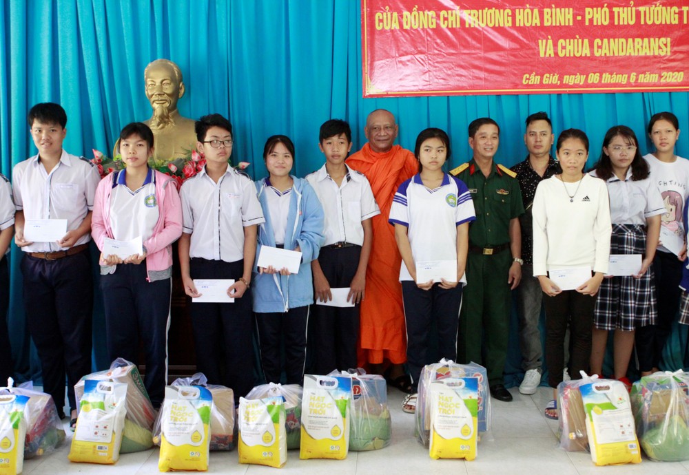 Chùa Candaransi và Bộ Tư lệnh Thành phố Hồ Chí Minh trao tặng quà cho đồng bào Khmer ở huyện Cần Giờ