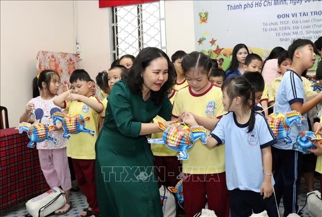 Thành phố Hồ Chí Minh tặng quà Trung thu cho trẻ em khuyết tật