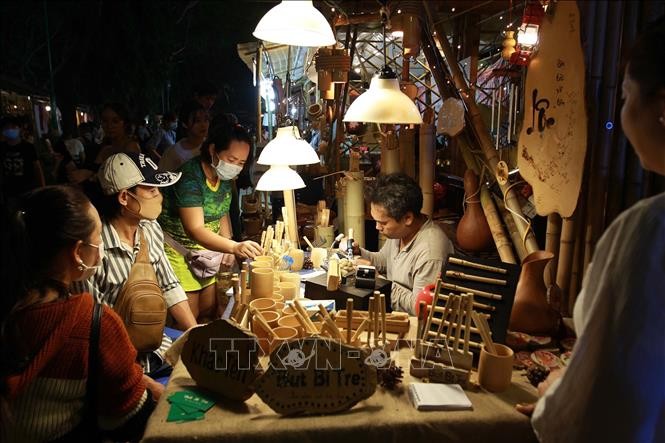 Gian hàng các sản phẩm làm bằng tre, nứa thu hút đông đảo khách tham quan tại Lễ hội Tết Việt 2021