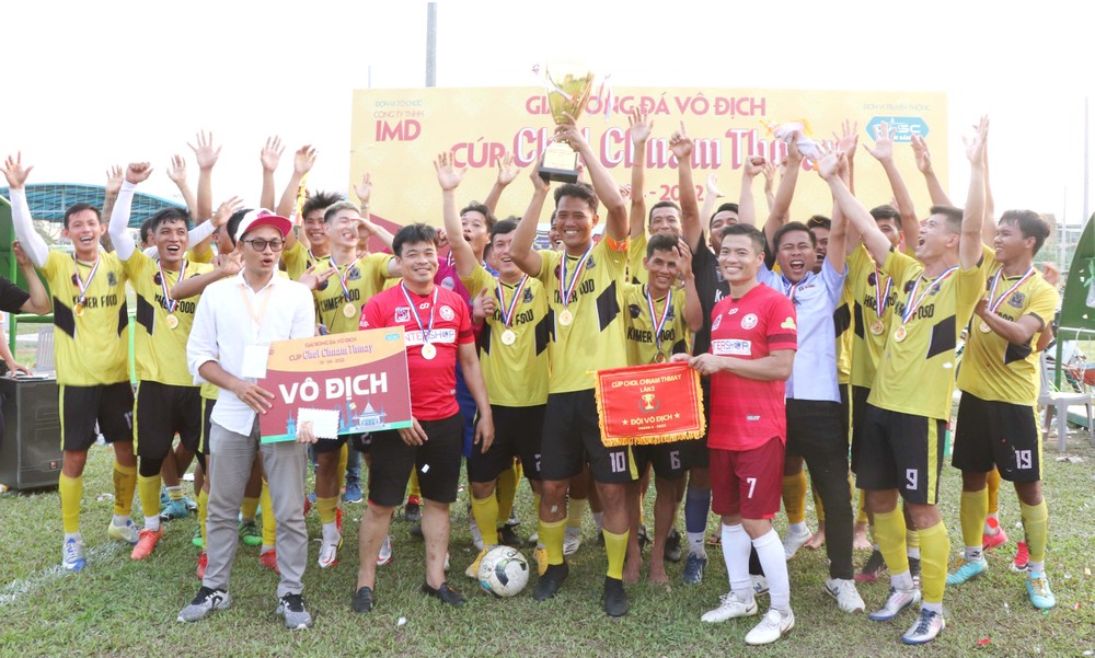 Niềm vui của các cầu thủ Khmer United, nhà vô địch mùa Giải bóng đá mừng Tết cổ truyền Chôl Chnăm Thmây năm 2022