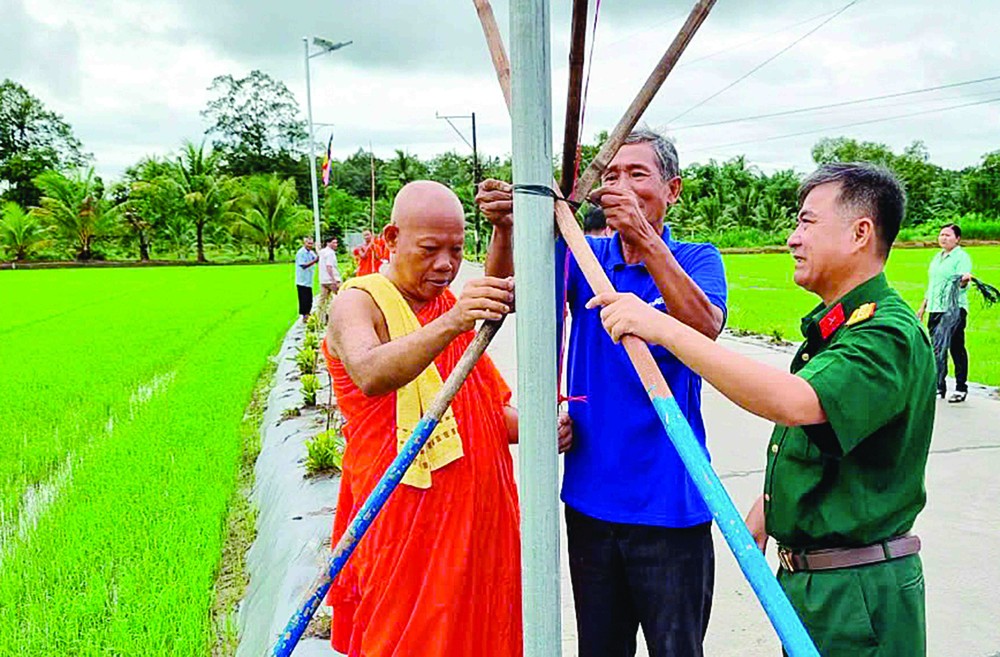 ខ្សែផ្លូវផ្កានិងប្រព័ន្ធអំពូលភ្លើងថាមពលអគ្គិសនីពន្លឺព្រះអាទិត្យដោយព្រះតេជគុណ ថាច់ ថាវ ប្រធានសមាគមព្រះសង្ឃស្នេហាជាតិស្រុក កូវកែ ចលនាថវិកា