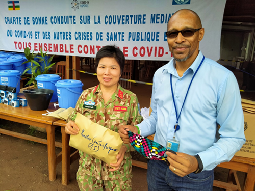 越南蓝色贝雷帽战士与中非人民携手抗击新冠肺炎疫情