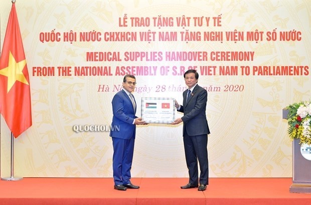越南国会向非洲和中东国家议会赠送医疗物资