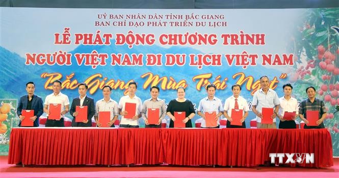 题为“瓜果香甜季之北江”的“越南人游越南”活动开幕