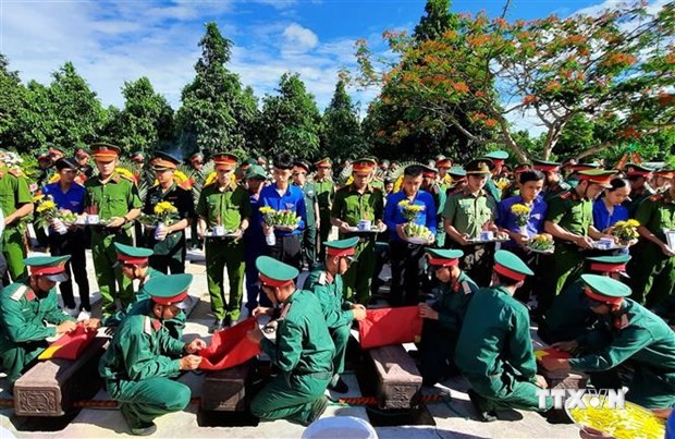 广治省举行越南烈士追悼会和安葬仪式