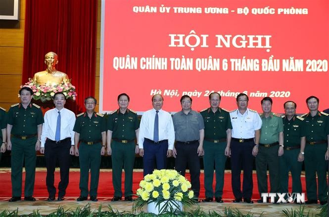 越南政府总理阮春福出席2020年上半年全军军政会议