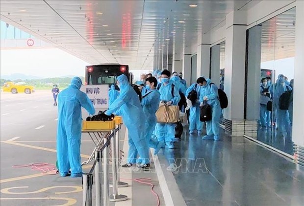 云屯国际航空港迎接载有150名日本专家的航班