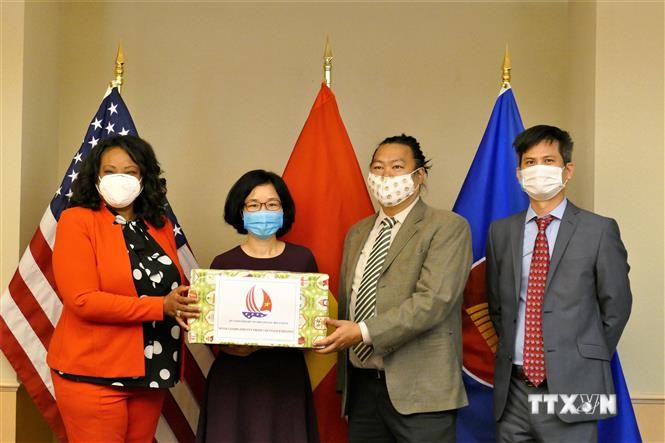 越南驻美国大使馆向美国首都华盛顿赠送口罩