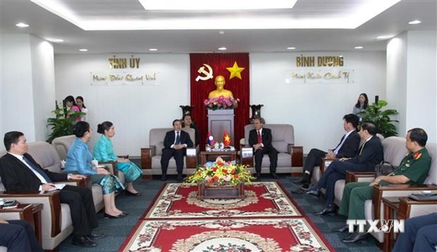 越南平阳省与老挝各省市加强合作关系
