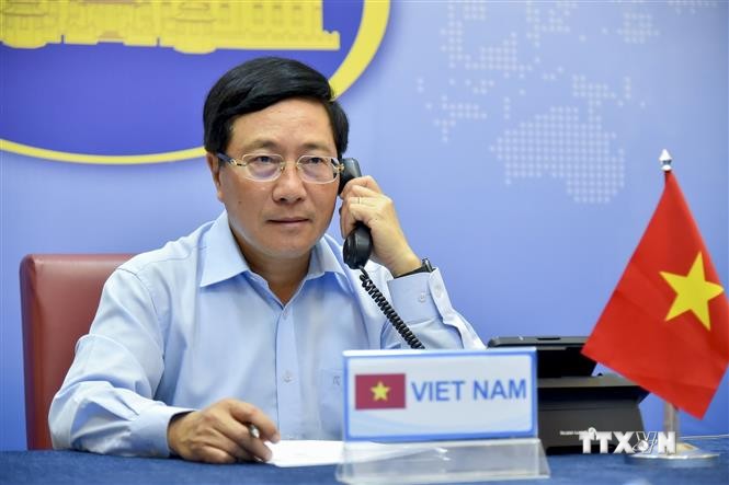 越南政府副总理兼外长范平明与英国外交大臣拉布进行电话会谈
