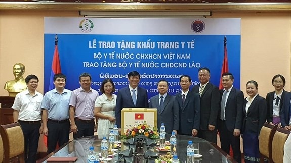 越南卫生部向老挝卫生部赠送20万只口罩