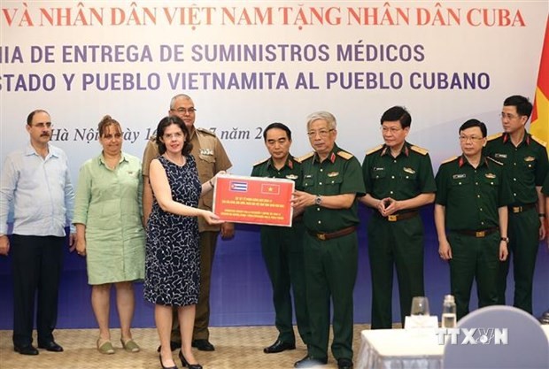 越南国防部向古巴捐赠防疫的医疗设备和物资