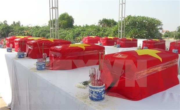 7·27越南荣军烈士日：99名越南志愿军烈士追悼会在安江省举行