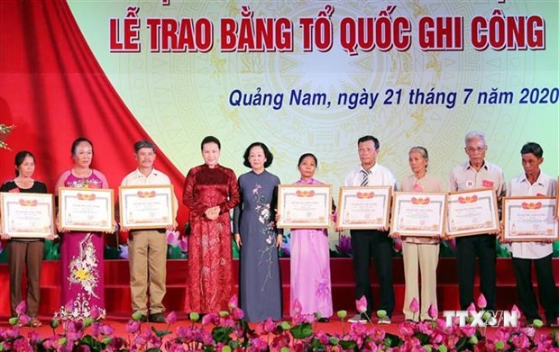 越南国会主席阮氏金银出席“祖国记功”证书颁发仪式