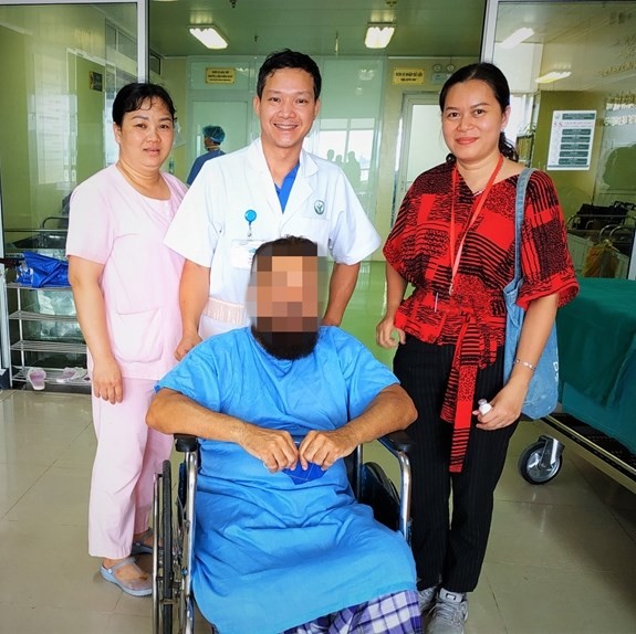 越南成功为一名外国患者进行人工髋关节置换术