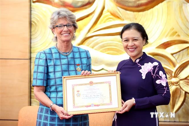 越南向西班牙驻越南大使授予“致力于各民族的和平友谊”纪念章