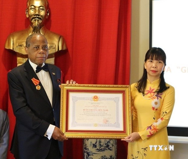 越南向原莫桑比克驻越大使授予友谊勋章