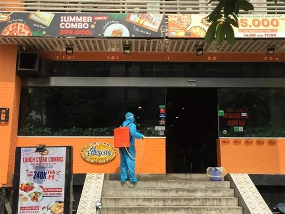 河内市因出现新冠肺炎疑似病例封锁一家比萨餐厅